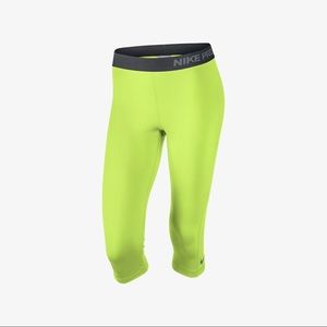 Nike WOMEN'S PRO TRAINING CAPRI PANT (XS)